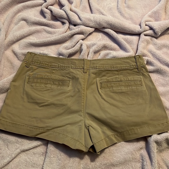 Old Navy 3” low rise Women’s khaki shorts - Picture 2 of 2
